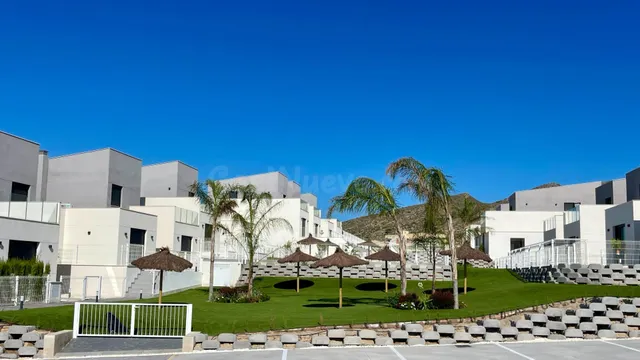 Preciosa casa adosada bien diseñada, en campo de golf, cerca