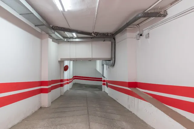 Amplia Plaza de Garaje Cerrada en Ubicación Estratégica — 9