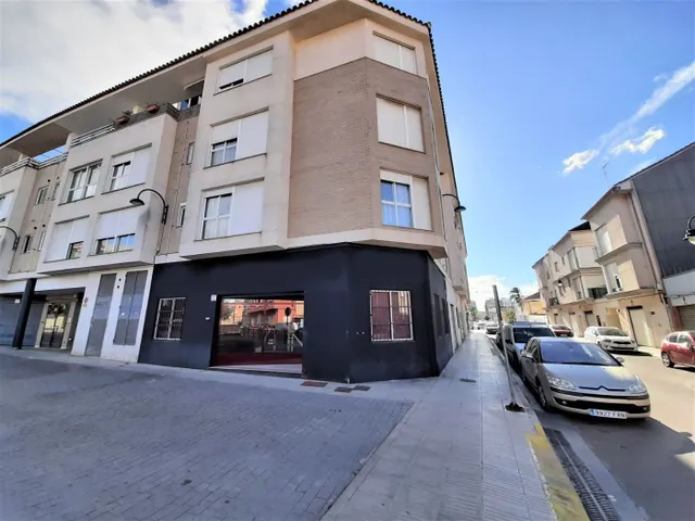 Local en venta, forma esquina a dos calles y con mucha luz natural — 7