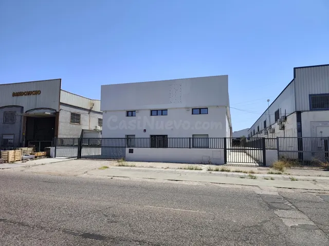 Nave en Poligono de Las Quemadas totalmente reformada y perfectamente instalada para uso mixto de oficinas y almacen — 3