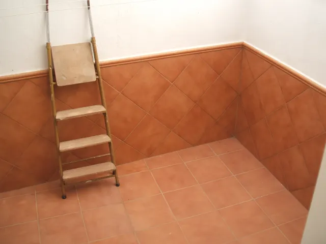 PISO AMUEBLADO DE DOS DORMITORIOS EN PLANTA BAJA, CON AMPLIO SALÓN, COCINA INDEPENDIENTE Y PATIO. CALEFACCIÓN DE GAS INDIVIDUAL, AIRE ACONDICIONADO, ARMARIOS EMPOTRADO. — 18