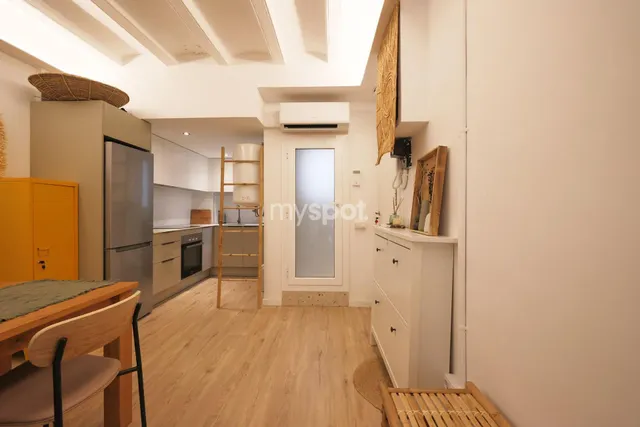 Elegante apartamento reformado de 1 dormitorio en el Raval - foto 2