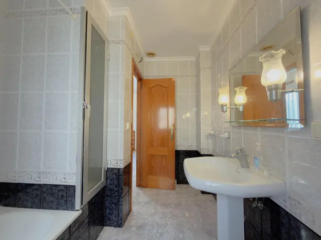 Casa con patio, terraza y acceso a dos calles en el centro de Beniarjó — 31