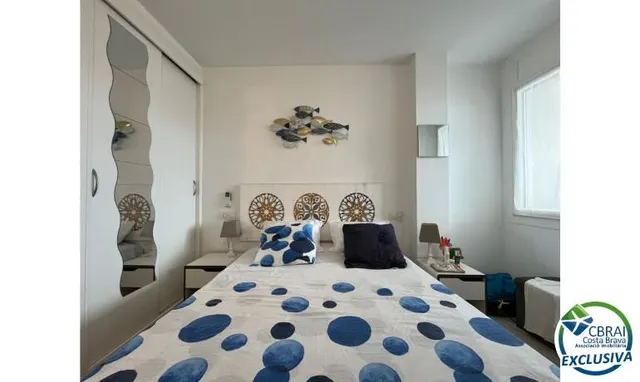 Bonito y moderno piso con vistas al canal y amarre de 2,5 x 5 m en Port Emporda, cerca de la playa y del centro de Empur — 6