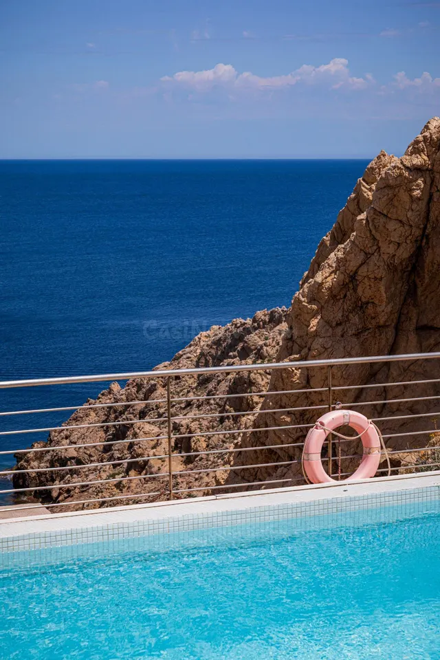 Exclusivo chalet adosado sobre el acantilado en Cala Ratjada - foto 2