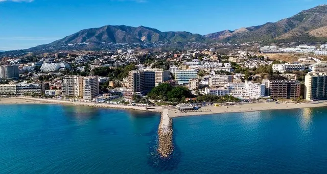 LA EXCLUSIVIDAD EN SU MÁXIMA EXPRESIÓN, A ESCASOS METROS DE LA PLAYA DE CARVAJAL, CON VISTAS AL MAR. — 35