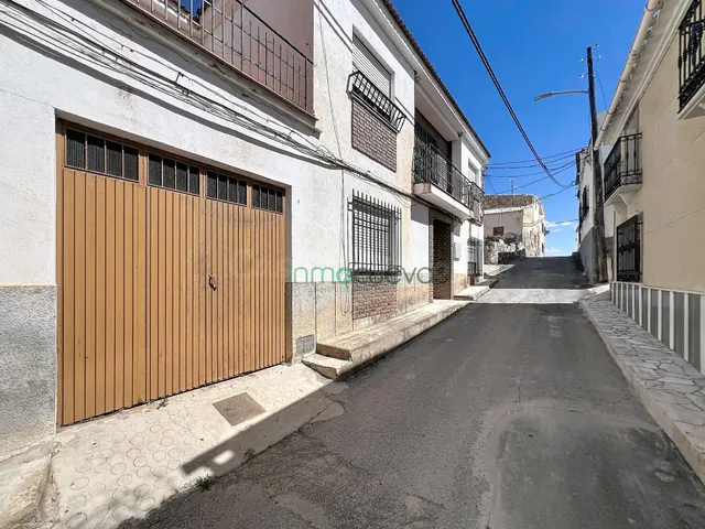 Amplia casa adosada en pleno centro de Zurgena