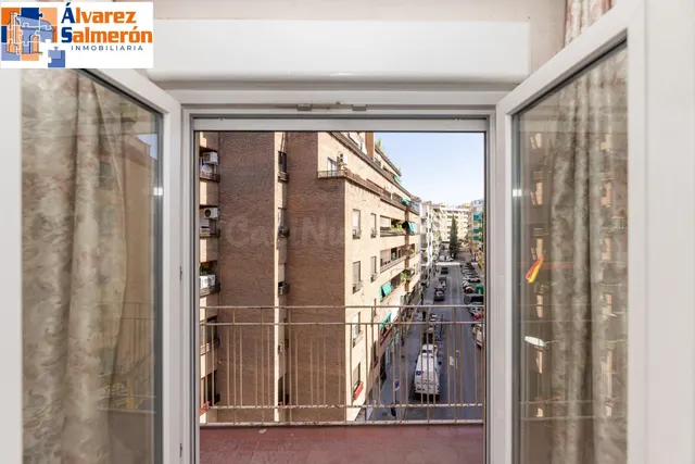 Piso para reformar junto a Plaza Einstein – 3 dormitorios y vistas despejadas — 2