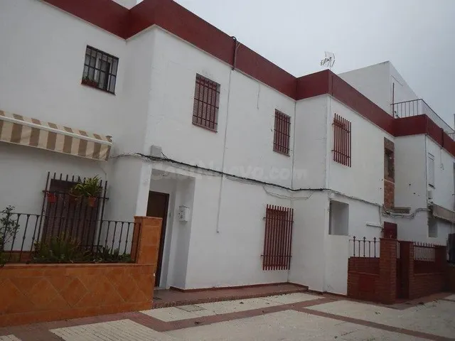 SE VENDE CASA OKUPADA en Calle ORQUIDEAS Nº 8 Palacios y Vil