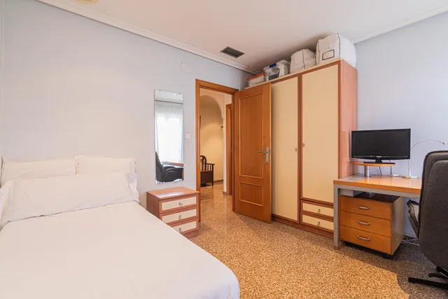 Luminoso piso exterior a esquina de 90 m2 con balcón, garaje y vistas despejadas en avenida de Alicante (vpo) — 33
