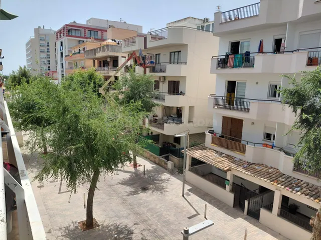 🌴 A 150 metros de la playa: amplio piso con terraza en Cala  - foto 3