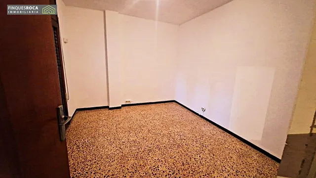 PISO GRANDE MUY CENTRICO PARA REFORMAR — 10