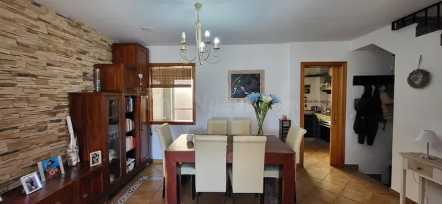 Magnífica vivienda adosada con garaje, patio y buhardilla en - foto 2