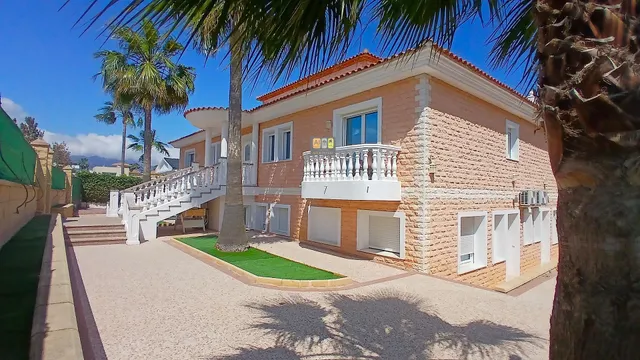 IMPRESIONANTE CHALET EN ALFAS DEL PI — 6