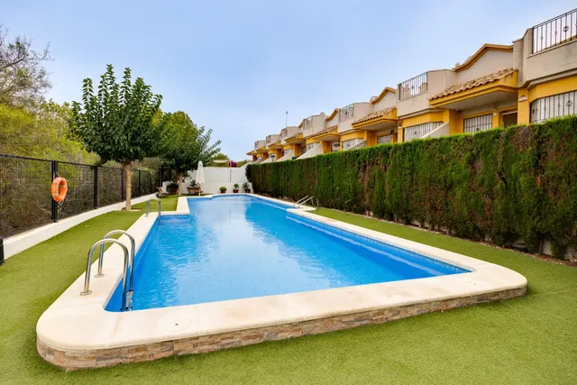 Bungalow con 2 jardines, garaje y piscina comunitaria en Torrevieja, los balcones — 32