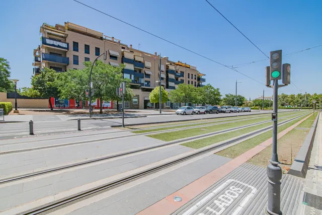 OPORTUNIDAD LOCAL COMERCIAL EN RENTABILIDAD EN EL BARRIO ALBAYDA — 28