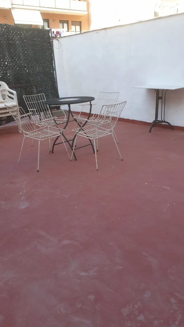 Piso para estudiantes -  4 habitaciones dobles,  gran terraza 50 m2 . Metro Maragall — 5