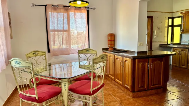 Chalet independiente con 5.318 m2 de parcela y vistas al mar en Candelaria — 13