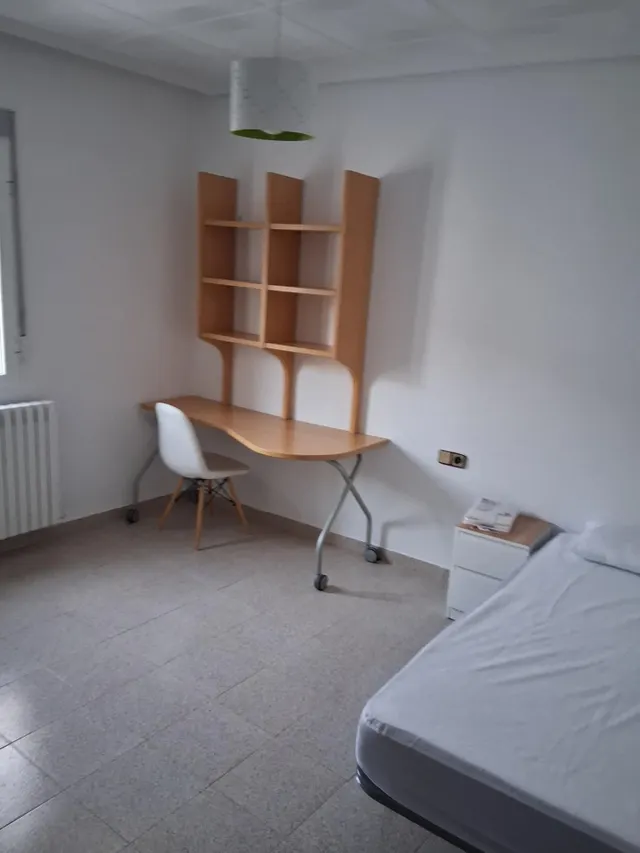 Amplio piso de cuatro dormitorios con muebles a estreno. — 16