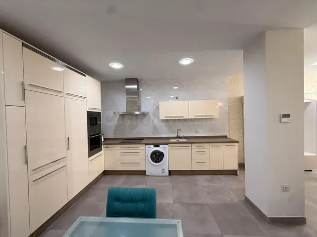 ¡PISO REFORMADO Y AMUEBLADO EN OLLERÍAS! JUNTO A TORRE DE LA - foto 2
