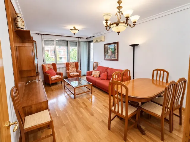 Amplio apartamento en el centro, con patio privado, garaje y - foto 2