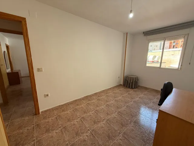 Piso amplio y muy luminoso con ascensor y comunidad incluidos – 800 €/mes (posibilidad de plaza de garaje en el mismo edificio por 50€ mas al mes) — 20