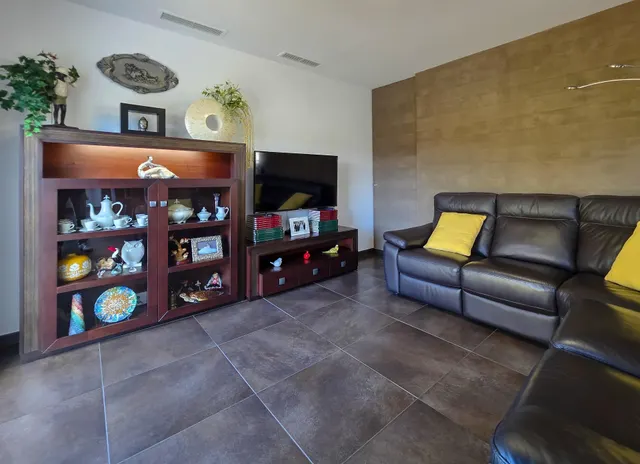 CASA DE 2 PLANTAS CON APARTAMENTO Y JARDIN — 31