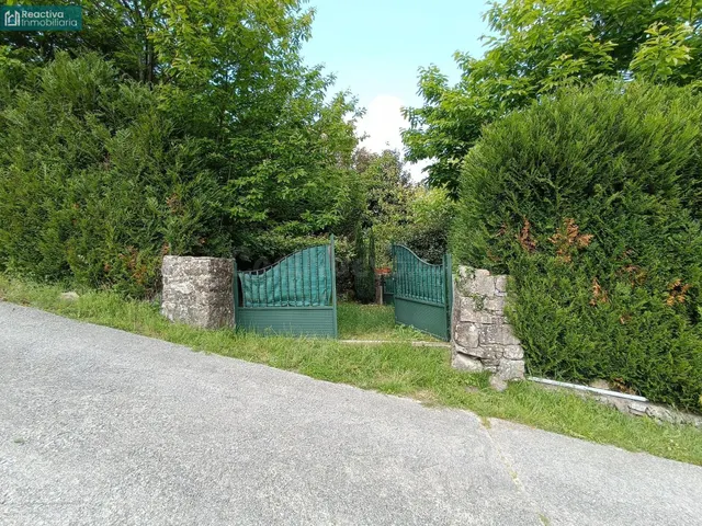 Finca urbana con casa de piedra para restaurar.