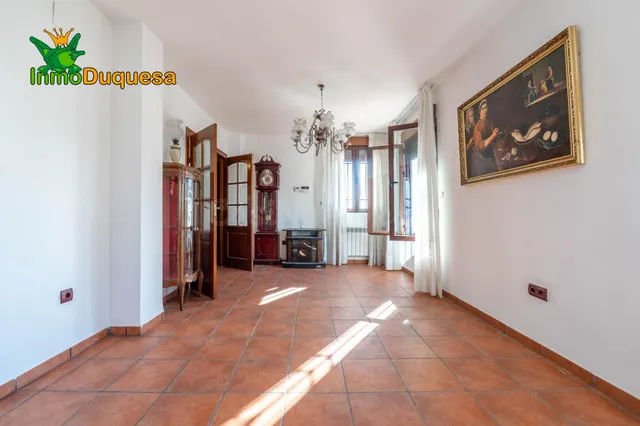 CHALET dividido en dos viviendas con piscina y zona ajardina - foto 4
