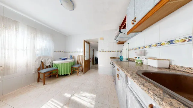 CASA UNIFAMILIAR de 170m2 útiles sobre parcela de 265m2. Distribuido en sótano con bodega, salón, cocina, dos baños, cuatro habitaciones y buhardilla diáfana — 14