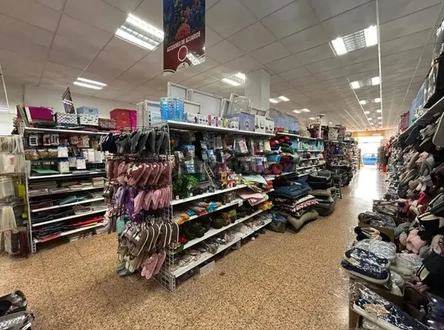 Local comercial a pie de calle en Aspe. 653 m2 mas 360 m2 de - foto 4