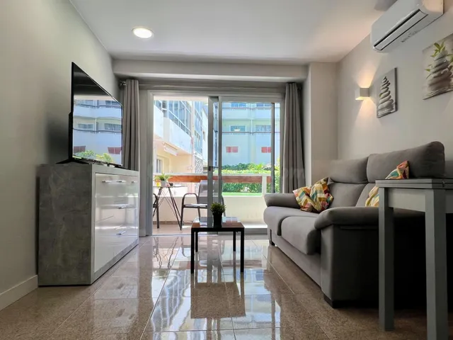 Luminoso y acogedor apartamento con piscina y parking en Pla - foto 2