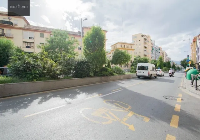 Se vende plaza de aparcamiento cerrada junto Alhamar — 14