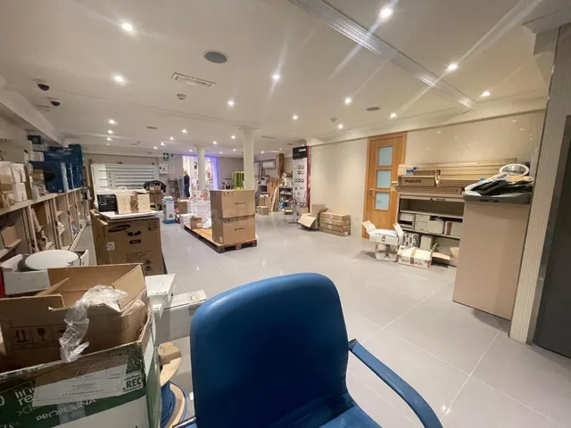 LOCAL EN VENTA EN RAMON Y CAJAL - foto 5