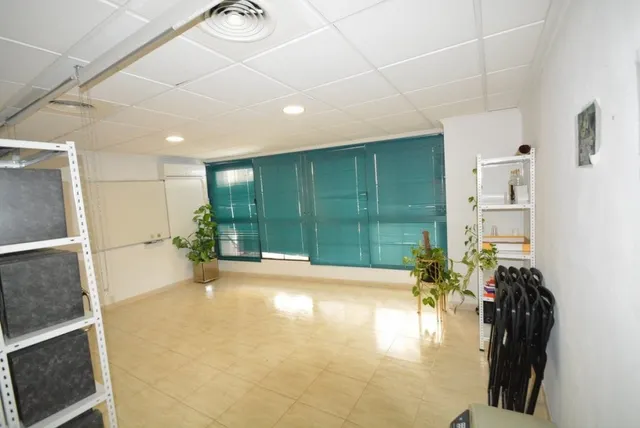 Local Comercial. Entresuelo en Orihuela zona Duque de Tamames, 60 m2. de superficie. — 2