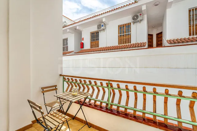 Piso con dormitorio independiente, cocina reformada y zona de piscina cerca de la playa — 24