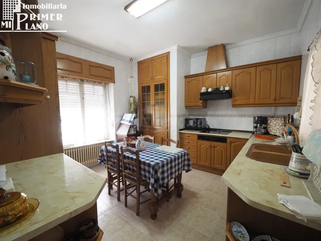 Se vende casa de 2 plantas, 6 dorm, 2 baños, garaje y patio  - foto 2