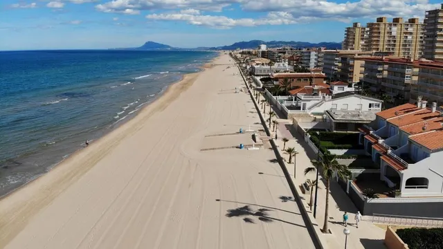 Encantador y amplio piso, lleno de luz natural, está ubicado en el tranquilo pueblo de Miramar, — 14