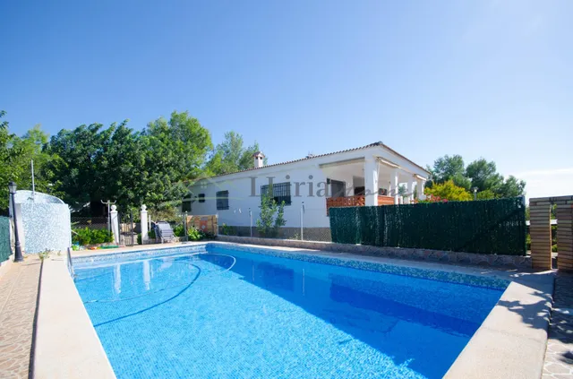 Ref. 04407.- Chalet con dos viviendas independientes, piscin