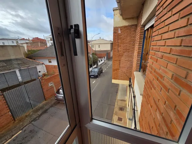 SE VENDE CASA, DOS PLANTAS, COCINA, SALÓN, 3 HAB., BAÑO. EN PLANTA BAJA LOCAL 95 M2. CALEFACCIÓN — 9