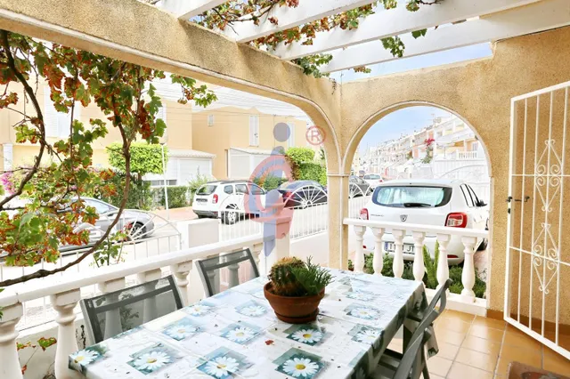 Espectacular bungalow en esquina con gran solárium, jardín privado y piscina en Guardamar del Segura — 7