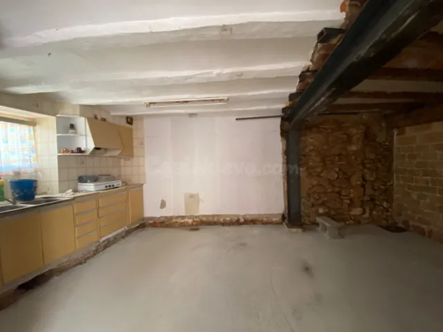 Casa esquinera con estructura reformada en Freginals — 2