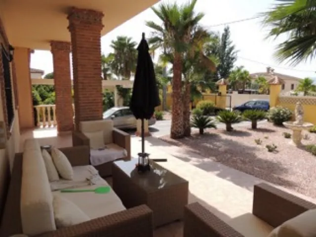 CHALET DE LUJO CON MUY BUENA ORIENTACION EN LUGAR MUY TRANQUILO — 10