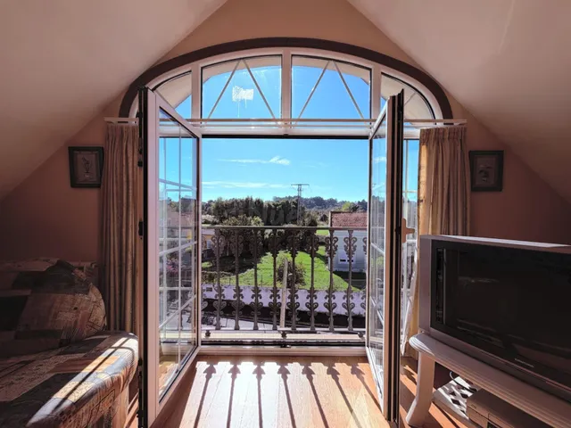 Casa con cuatro dormitorios, terrazas y amplio garaje en Oleiros — 4