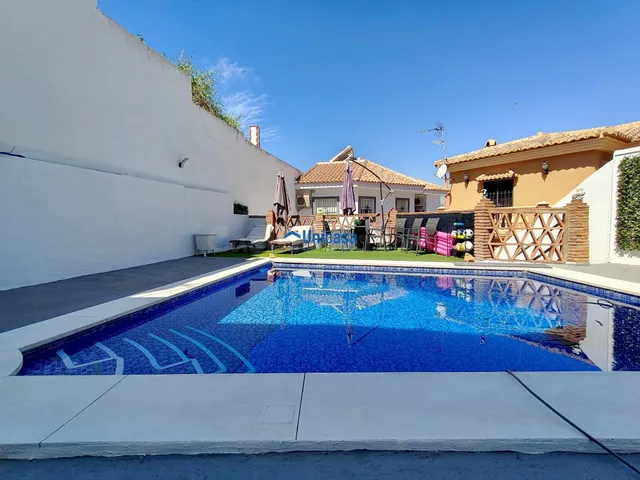 Mucho más que una casa: espacio, piscina y dos estudios inde