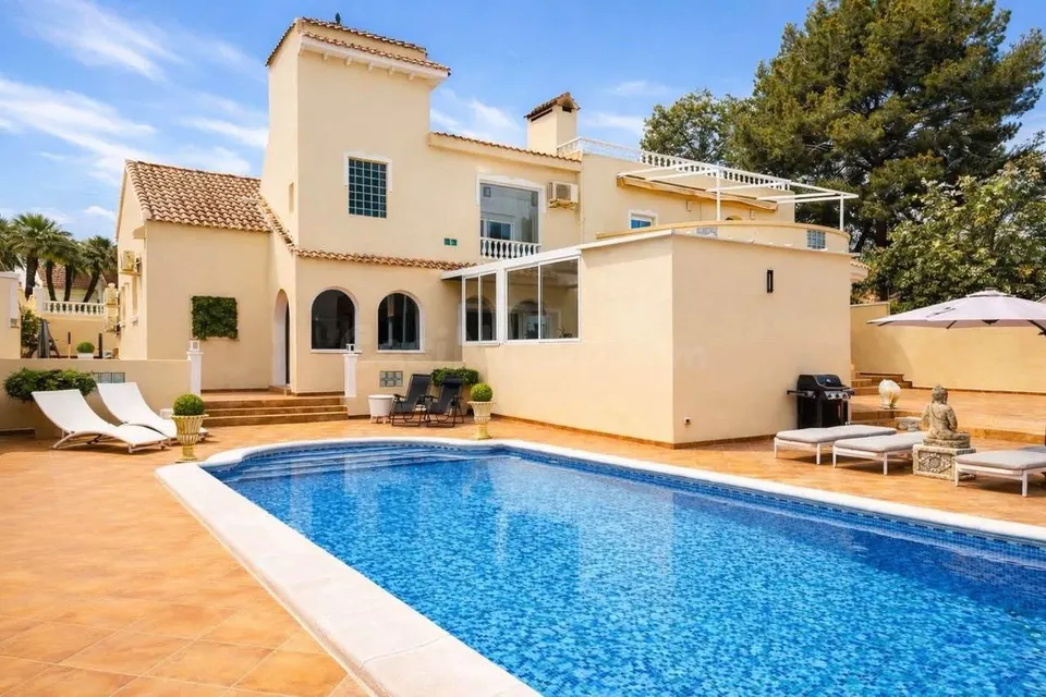 Villa 4 habitaciones 302m² en venta - Pueblo 9