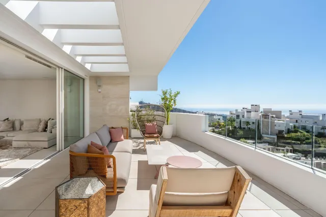 Ático tríplex de 3 dormitorios y 3 baños con vistas al mar y - foto 2