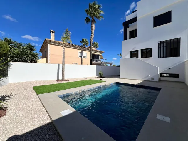 CHALET CON SOLÁRIUM, PISCINA Y SÓTANO — 33