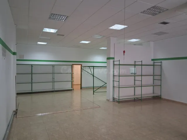 Local comercial impecable y versátil a pie de calle en Muro 