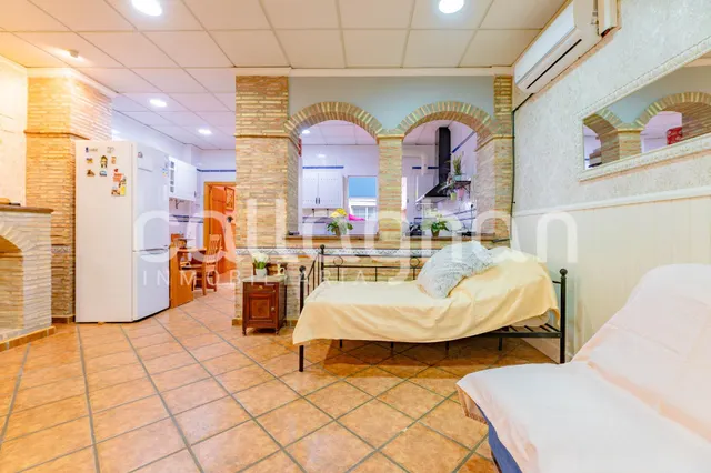 Amplia casa de pueblo con 6 habitaciones en Moncada — 28